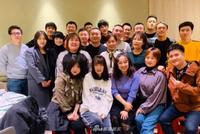 林更新参加小学同学聚会 低调站最后一排帅得很显眼