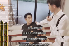 袁弘舞台剧探班直播 回应郑秀妍节目中“亲错”乌龙