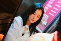 杨幂《爱的二八定律》路透照 一身白衣安静乘电梯