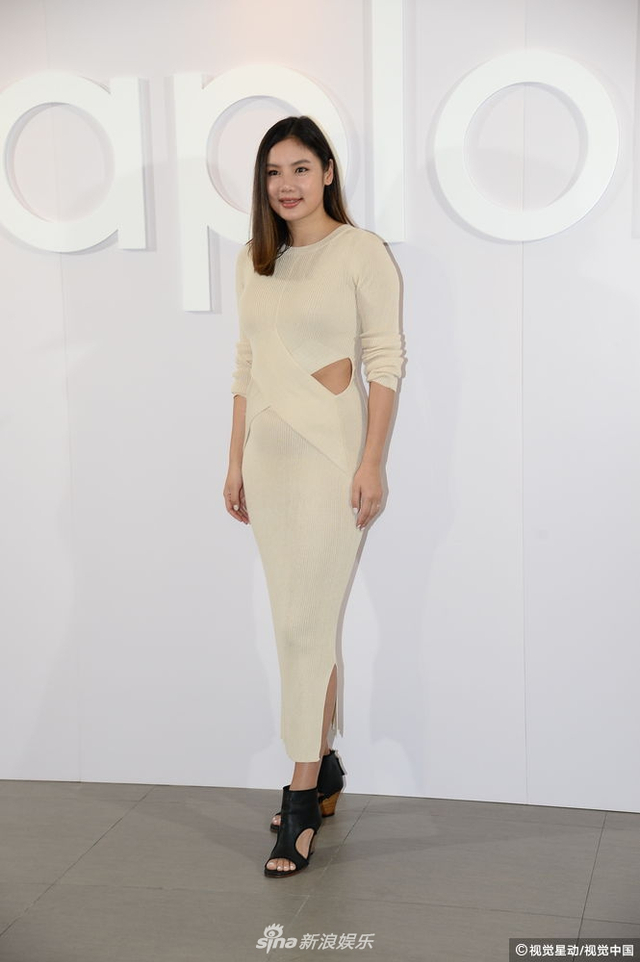 乐基儿紧身裙现身活动气色好 挺孕肚甜笑比心