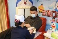 组图:姚明为抗击疫情献血 开心展示“感谢状”和献血证