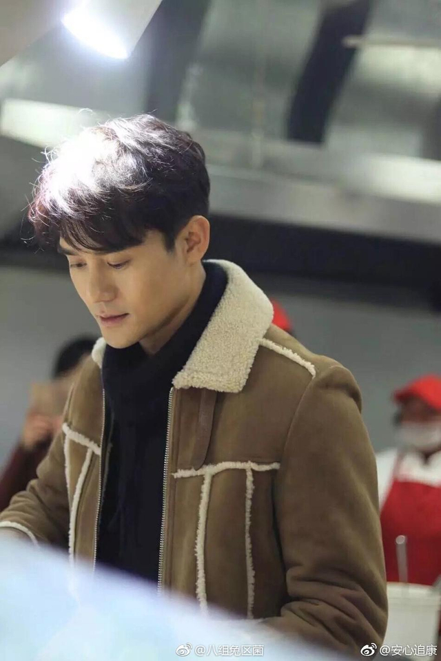 王凯电影路演空降大学 进食堂打饭完美融入校园