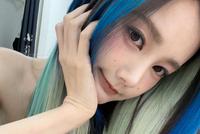 李一桐蓝灰拼接色挑染好飒 对镜自拍表情傲娇可爱