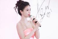 Angelababy芭比粉抹胸短裙 脸颊晕红嘴角一抹少女甜笑