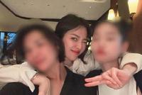 宋慧乔社交平台更新巴黎旅行照 双手托脸颊少女感十足
