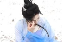 唐嫣《念无双》雪中蓝衣路透 青丝摇曳古韵和弦