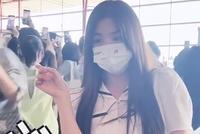 张含韵机场偶遇丞磊 自称剧迷隔着人群趣味合影