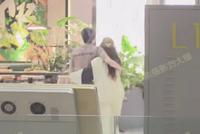 王艺瑾与一男子街头搂腰拥抱 二人看电影抓娃娃画面甜蜜