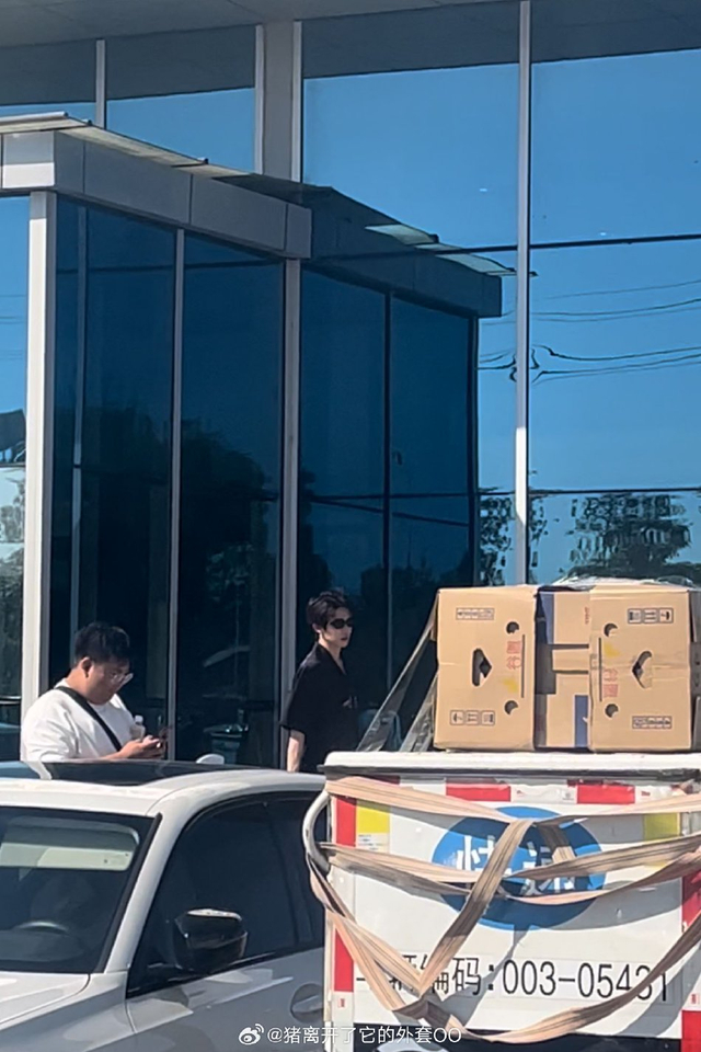 网友驾校偶遇刘宇考科目一 全黑造型依然帅气亮眼_新浪图片