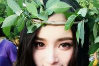 美女贴贴!杨幂庆生迪丽热巴亲昵喊其“大宝贝”