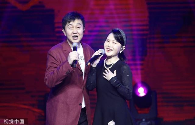 付笛生任静夫妻档久违登台 深情对视合唱《知心爱人》_新浪图片