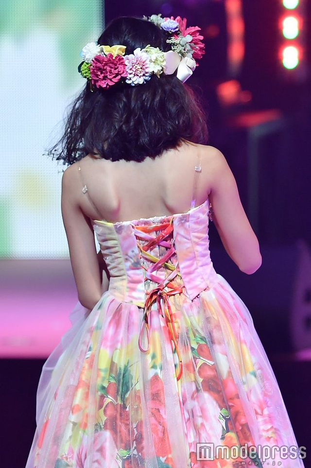 大友花恋登seventeen学园祭手拿花束大秀美背 新浪图片