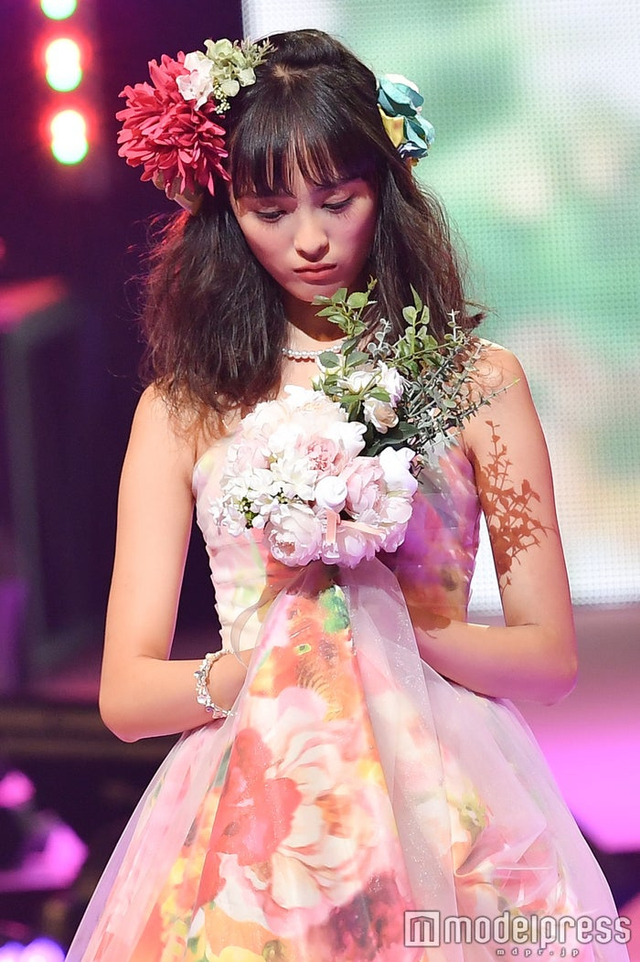 大友花恋登seventeen学园祭手拿花束大秀美背 新浪图片