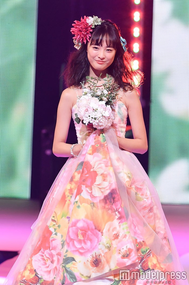 大友花恋登seventeen学园祭手拿花束大秀美背 新浪图片