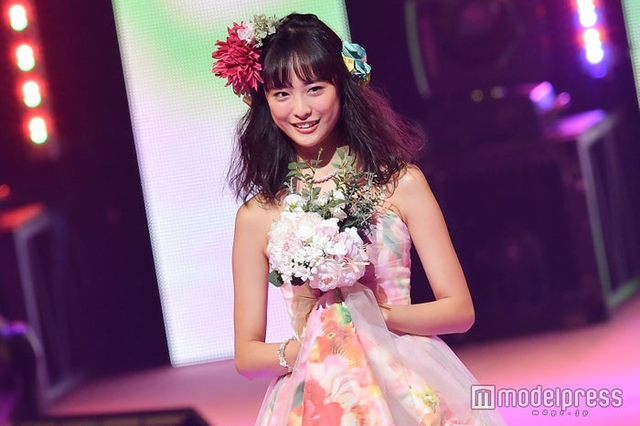 大友花恋登seventeen学园祭手拿花束大秀美背 新浪图片