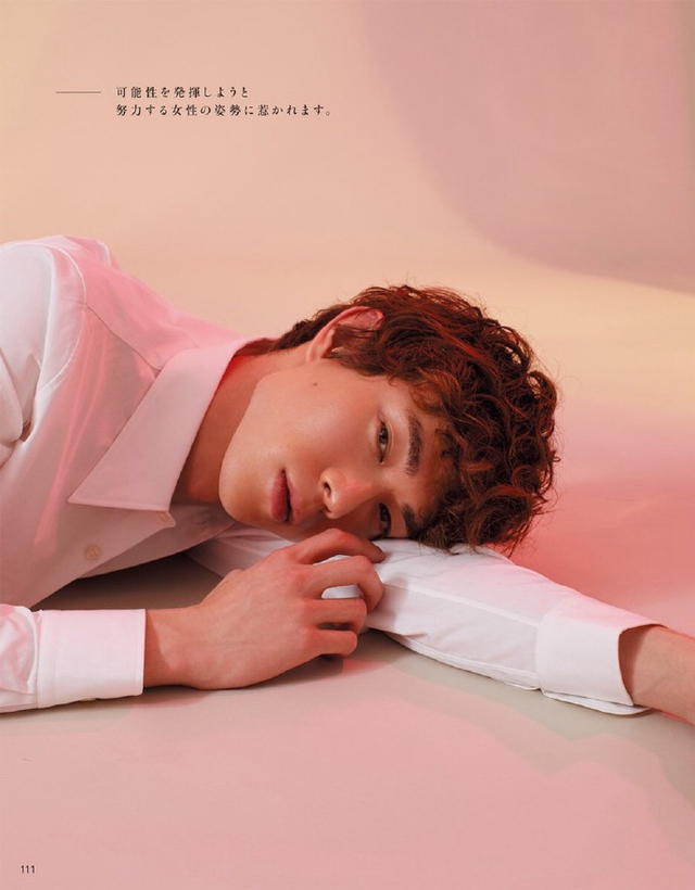 宫泽冰鱼登上杂志内页 白色衬衫上演西装诱惑_新浪图片