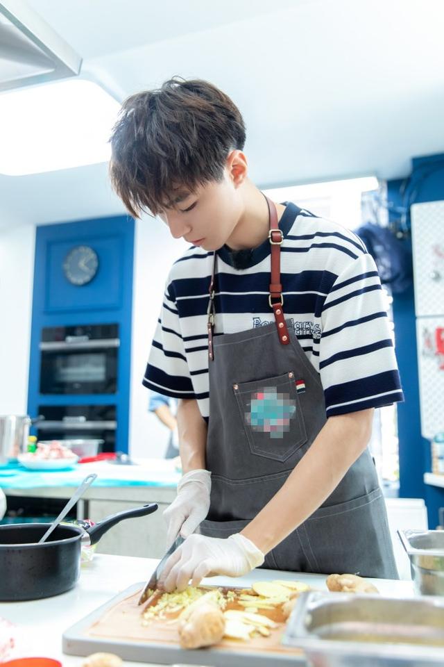 王俊凯去超市亲自采买食材