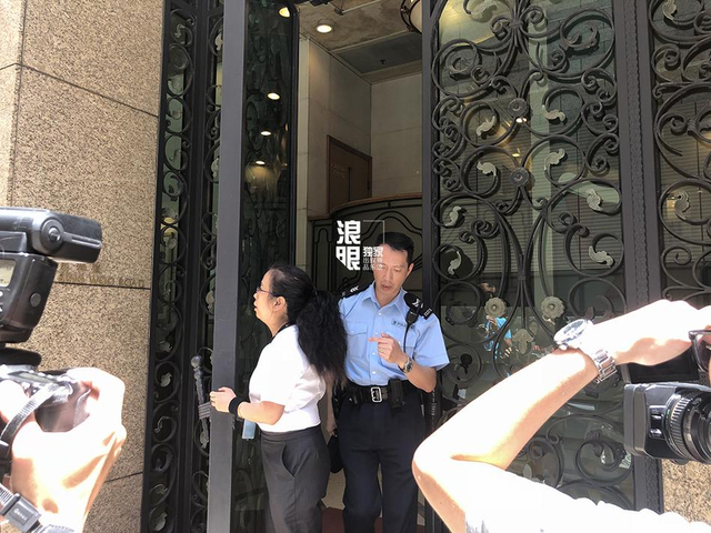 组图：卢凯彤坠楼地大理石台碎裂 楼外传媒聚集女子捂脸啜泣