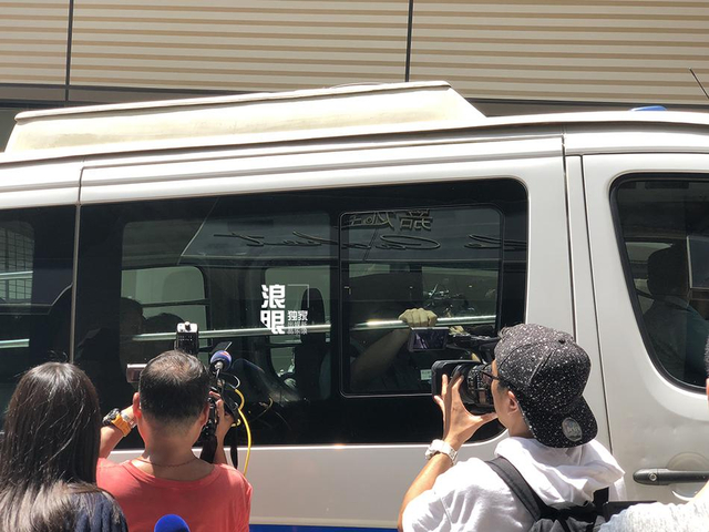 组图：卢凯彤坠楼地大理石台碎裂 楼外传媒聚集女子捂脸啜泣