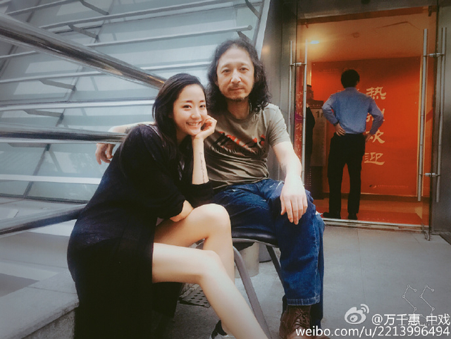 三宝与小25岁妻子合照