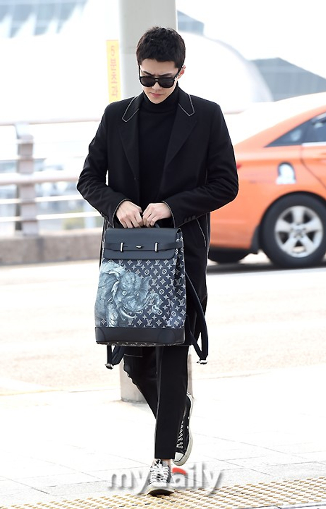 吴世勋亮相巴黎时装周 简约look狙击女心_新浪图片