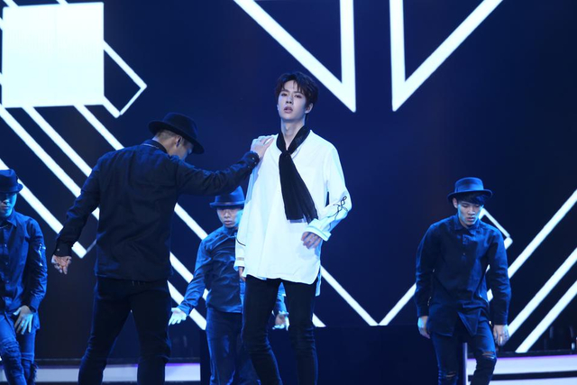 王一博花漾尬舞