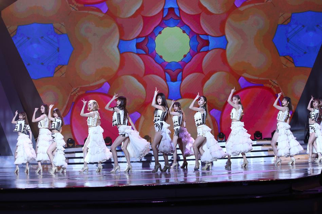 snh48着公主披风表演