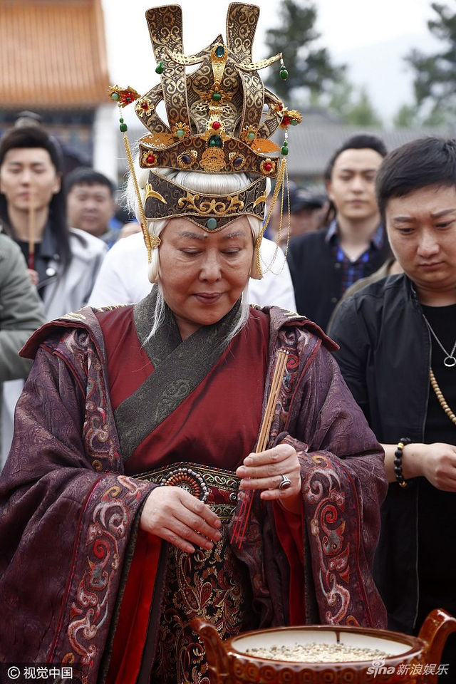 斯琴高娃开拍新戏演佘老太君