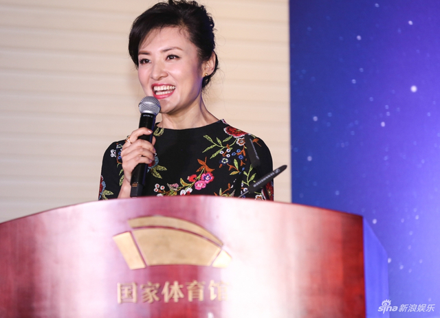周涛印花黑裙亮相意气风发
