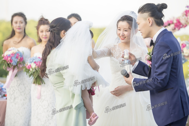一岁女儿当花童