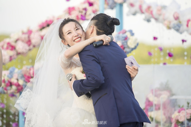 张玮拥抱新娘杨烨