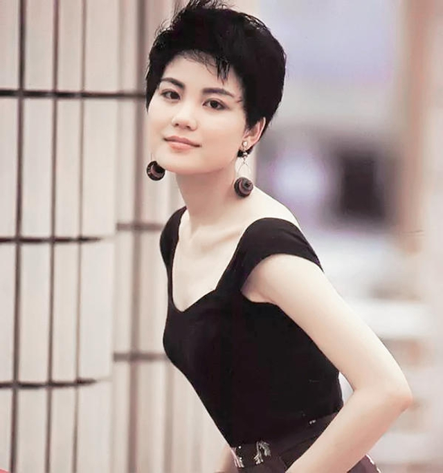 王菲"激短男孩头"旧照曝光 露齿灿笑甜翻