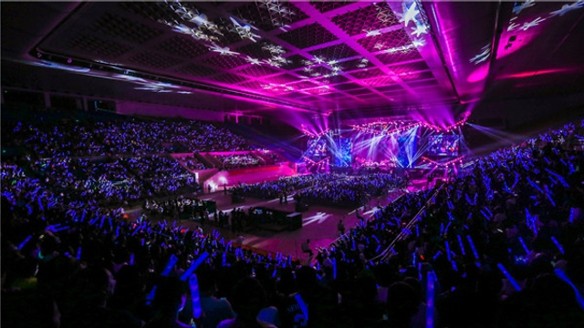 组图：郑钧开唱与刘芸甜蜜互动 高旗任嘉宾助阵