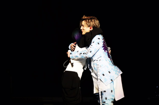 徐佳莹薛之谦拥抱