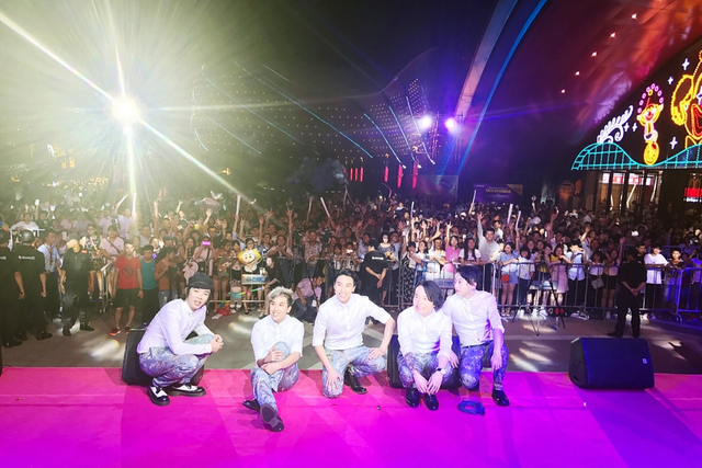 组图:杀手锏乐队活动热唱四曲 粤语新歌将发布