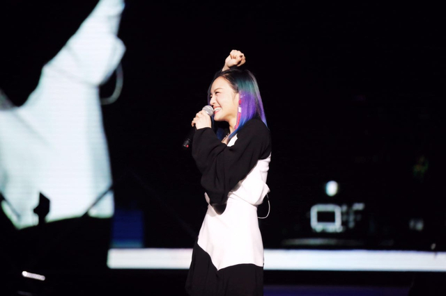 徐佳莹开心为薛之谦做嘉宾