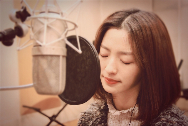 组图：马吟吟新歌上线挑战新曲风 录音照曝光