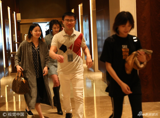 郑爽与替身一起亮相