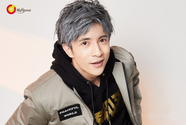 薛之谦揽下“年度至尊男歌手-内地”和“年度听众最爱男歌手”