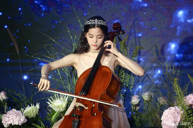 欧阳娜娜带皇冠拉提琴似仙女