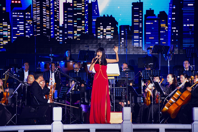 组图：张咪活动献唱展霸气台风 交响乐现场伴奏