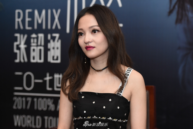 组图：张韶涵亮相巡演发布会仍少女 辰亦儒惊喜现身