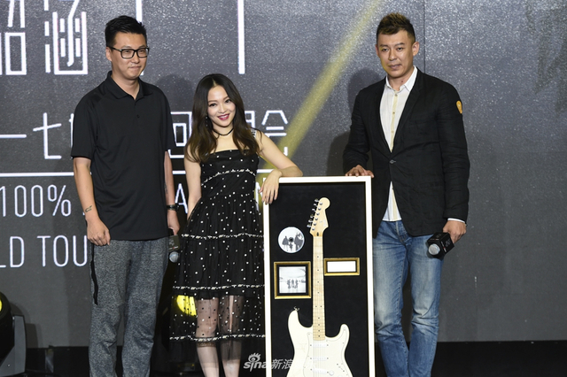 组图：张韶涵亮相巡演发布会仍少女 辰亦儒惊喜现身