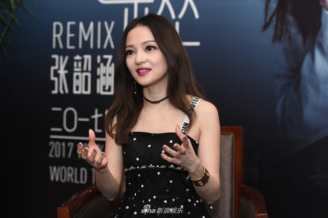组图：张韶涵亮相巡演发布会仍少女 辰亦儒惊喜现身