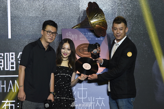 组图：张韶涵亮相巡演发布会仍少女 辰亦儒惊喜现身