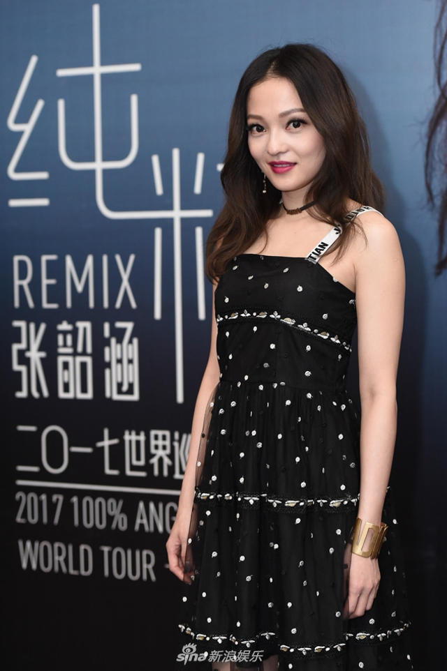 组图：张韶涵亮相巡演发布会仍少女 辰亦儒惊喜现身
