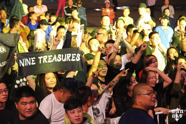 组图：草原音乐季用摇滚释放激情 民谣将接棒
