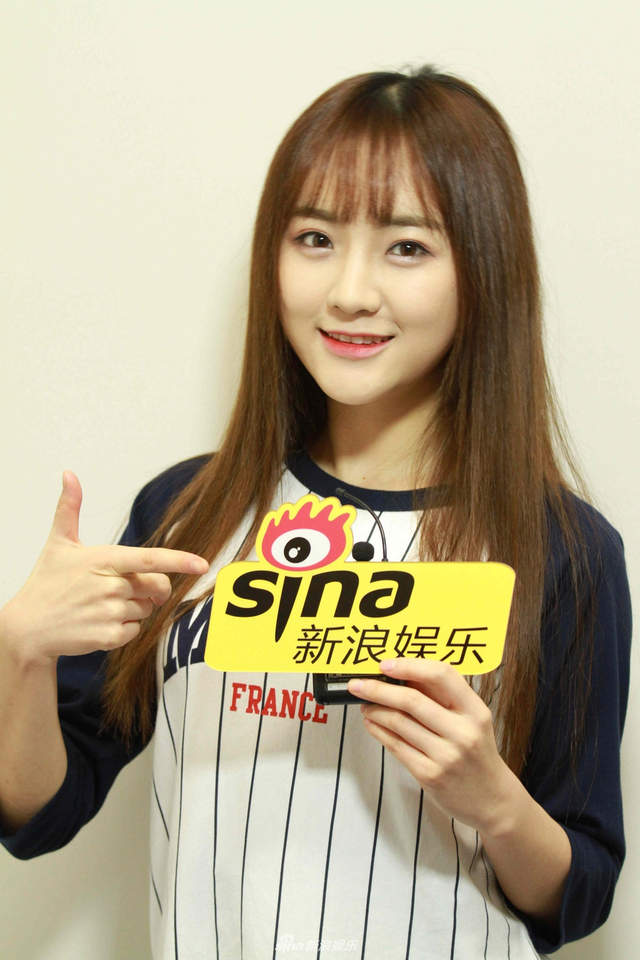 组图：SNH48莫寒坦言私下像宅男 想挑战腹黑角色