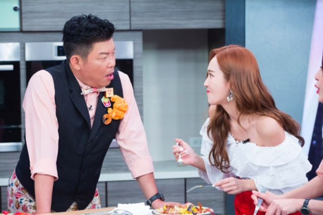 Jessica清纯娇嫩秀厨艺 崩溃大呼惨变表情包