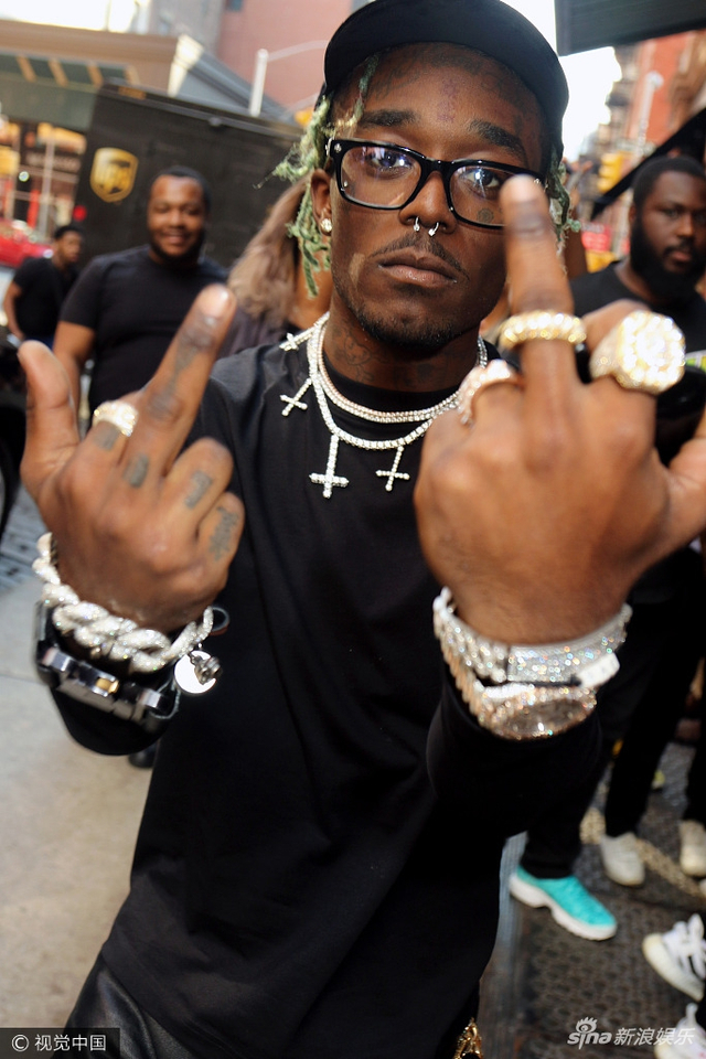 《速8》插曲演唱者顶脏辫现身 对镜头竖中指表愤怒